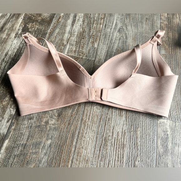 Wirefree beige nude lightly lined / padded seamless T-shirt bra by Warners • 34C - Picture 7 of 10